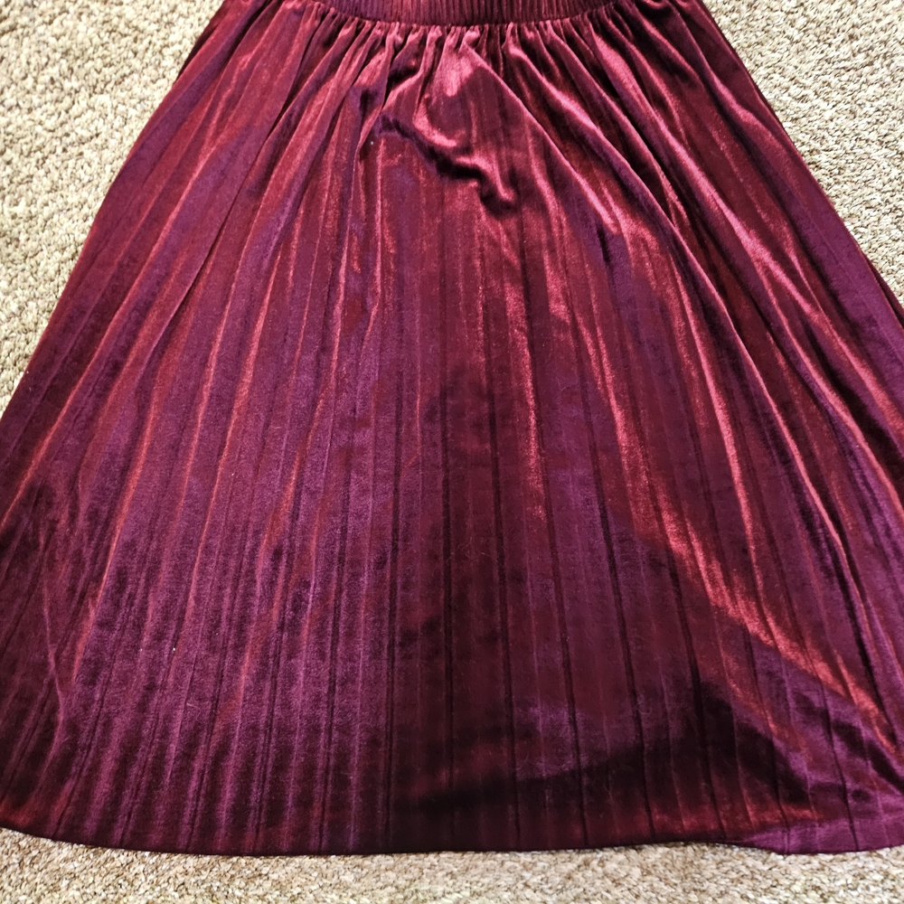 Elegant Burgundy Velvet Pleated Skirt